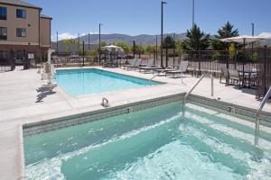 卡森市Staybridge Suites - Carson City - Tahoe Area, an IHG Hotel的一个带椅子和桌子的大型游泳池