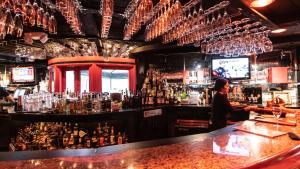 兰乔帕洛斯弗迪斯兰乔帕洛斯维第斯美国最佳价值旅馆的酒吧里有人站在酒吧里