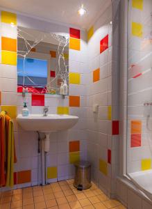 莱顿法米莉奎尔霍斯特酒店的一间带水槽和镜子的浴室