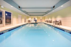 Great Bend大本德智选假日酒店的在酒店房间的一个大型游泳池