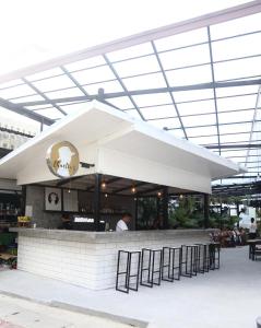 皮皮岛PP Princess Resort- SHA Extra Plus的餐厅设有白色的柜台和凳子