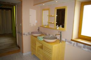 Laferté-sur-Aube金矿度假屋的浴室设有2个水槽和镜子