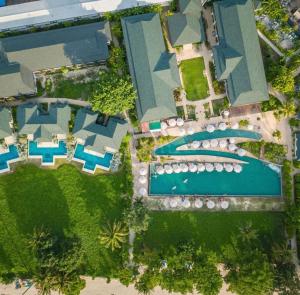 皮皮岛PP Princess Resort- SHA Extra Plus的享有带游泳池的度假村的顶部景致
