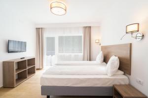 百乐·奥拉内斯蒂Aurora Rooms - 290m from Aqua Park的酒店客房设有两张床和电视。