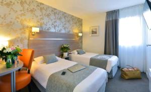 地拉那Hotel Artist的酒店客房配有两张床和一张书桌