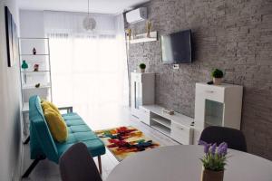 奥拉迪亚Dream Apartment+parcare gratuita的客厅配有桌子和绿色椅子