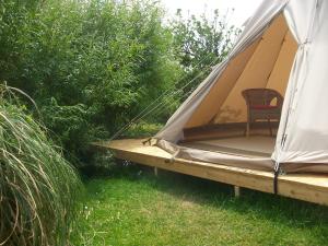 杜林Aille River Tourist Hostel Glamping Doolin的帐篷内有椅子