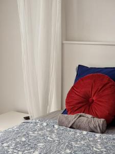 法鲁Dream Days Guesthouse的床上的红色枕头