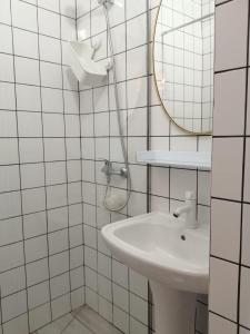 法鲁Dream Days Guesthouse的白色的浴室设有水槽和镜子