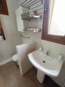 绍萨尔Apartamento Mencey de StarApsTenerife的浴室配有白色水槽和卫生间。
