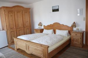 明辛Brombergerhof Münsing的一间卧室配有一张大床和木制家具