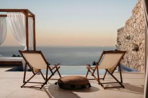 圣尼古拉奥斯Emerald Villas & Suites - The Finest Hotels Of The World的海景天井上的两把椅子