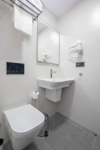NERJA-CENTRO-JACUZZI- MIRADOR DE LA ERMITA- Adults Recommended的一间浴室
