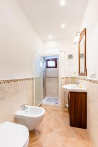斯卡拉CASA BELLAVISTA Scala Minuta Amalfi Coast的浴室配有卫生间、盥洗盆和淋浴。