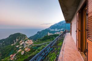 斯卡拉CASA BELLAVISTA Scala Minuta Amalfi Coast的山景阳台。
