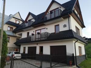 Białka TatrzanskaDom Wypoczynkowy u Matysów的黑色屋顶的房子