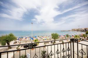 切法卢Abelia Sea Suites的享有海滩美景,配有遮阳伞和海洋美景。