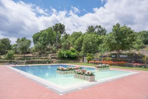 卡迪里翁西塞尔Santoro Country House的花园内鲜花盛开的游泳池