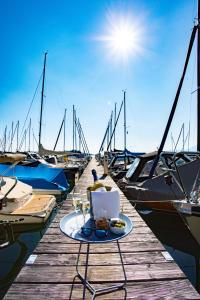 基姆湖畔普林Yachthotel Chiemsee GmbH的船上的餐桌上放着一盘食物