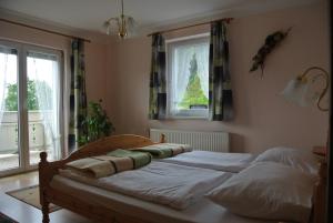 米尔施塔特Landhaus Neubauer的卧室内的一张床位,带窗户