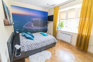赫尔Apartament z jacuzzi的一间卧室配有一张床和一台平面电视