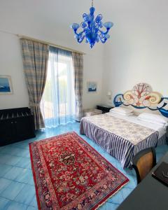 波西塔诺Palazzo Marzoli charme Resort - Small Luxury Hotel的卧室配有两张床,地板上铺有红色地毯。
