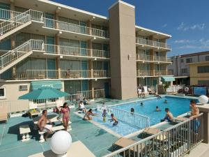 怀尔德伍德Aquarius Oceanfront Inn的一群人在酒店的游泳池里