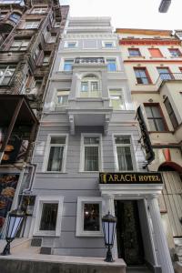 伊斯坦布尔阿拉赫海比耶酒店的一座白色的大建筑,上面有酒店标志