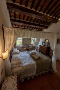 皮恩扎拉格兰西亚迪斯本达勒特农庄堡酒店的一间卧室配有一张带天蓬的大床