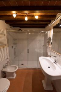皮恩扎拉格兰西亚迪斯本达勒特农庄堡酒店的带淋浴、卫生间和盥洗盆的浴室