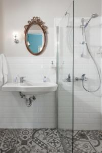 波罗斯7兄弟酒店 的白色的浴室设有水槽和淋浴。
