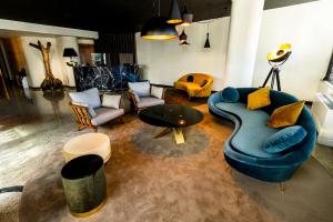 加尔多内-里维耶拉Mefuta Hotel的客厅配有蓝色的沙发和桌子