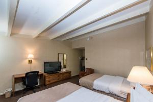 奥格登斯堡Windjammer Lodge的酒店客房设有两张床和电视。