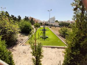 La FloridaAppartement avec Solarium的绿色草坪上带长凳的公园