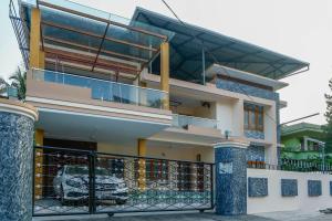德里久尔Belljem Homes -your own private resort -3 BHK FF的房屋 - 带围栏的阳台
