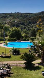 PeritoAgriturismo solare的享有度假村游泳池的景色