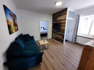 蓬高地区施瓦察赫Appartement Tauernlife的带沙发的客厅和卧室
