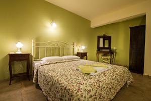 帕尔加Pargadise Aprtments的一间卧室设有一张大床和两个床头柜