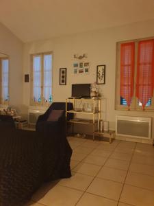 阿维尼翁Appartement Terrasse - Hypercentre的客厅配有沙发和桌子