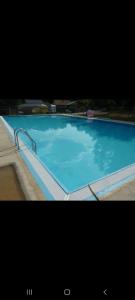 迪尔森-斯托科姆El Bosque的一个带金属扶手的大型蓝色游泳池