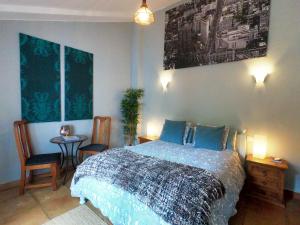 康塞普西翁新镇Finca Las Campanas II的卧室配有一张床和一张桌子及椅子