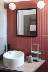 Áno MeriáUnder The Palm Tree Studios的浴室设有白色水槽和镜子