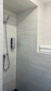 派尔努Aisa 39的浴室铺有白色瓷砖,设有淋浴。