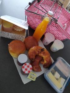 MarchinLes moineaux du Lileau的桌子上摆放着甜甜圈和一篮橙汁