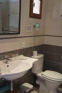 茹卡拉贝格里酒店的一间带卫生间和水槽的浴室