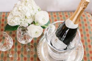 滨湖尼亚加拉河湾葡萄园酒店的一瓶葡萄酒,坐在桌子上,花瓶
