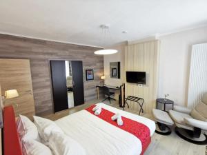 奥斯坦德加的夫酒店的卧室配有一张白色大床和一张书桌