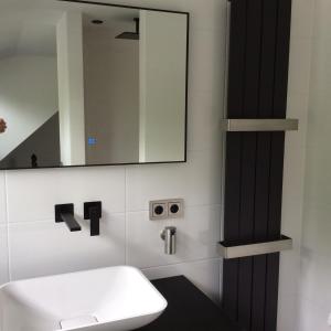 佐特兰德Nummer 20的浴室设有白色的卫生间和镜子