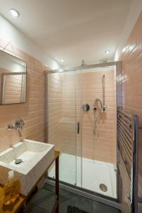 布拉诺岛Night Galleria holiday home - bed & art in Burano - the pink house的带淋浴和盥洗盆的浴室