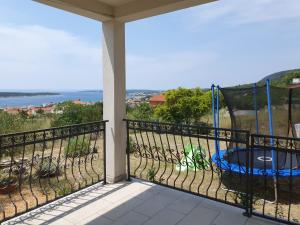 拉布Villa Malena的海景阳台。